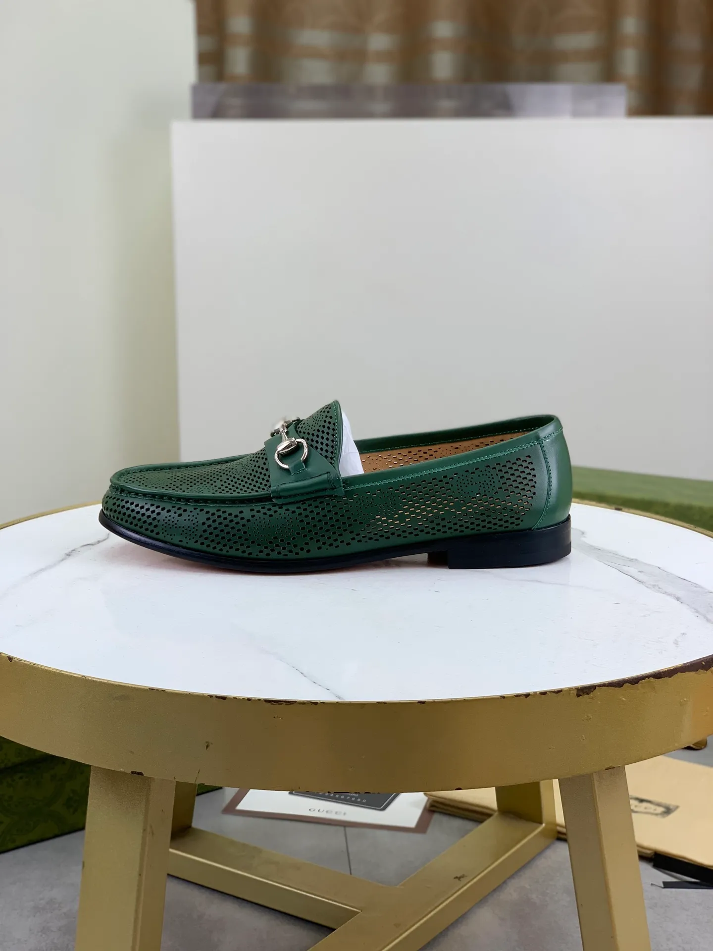 Factory price P980💰💎💎💎Top version (original high-grade genuine leather outsole) Full upper and inner lining cowhide punching design (summer essential) Brand: [GUCCi] Gucci's new business formal casual leather shoes Standard code: Men's size 39–44 (38 45 46 needs to be customized) Grade: Same as the official website Original quality Material: Original calfskin Water-dyed cowhide lining Original genuine leather outsole Style categories: Men's fashion Formal casual leather shoes Slip-on men's shoes series Young fashion European and American trends British style Casual matching Comfortable feet Color: 3️⃣ colors available Actual pictures